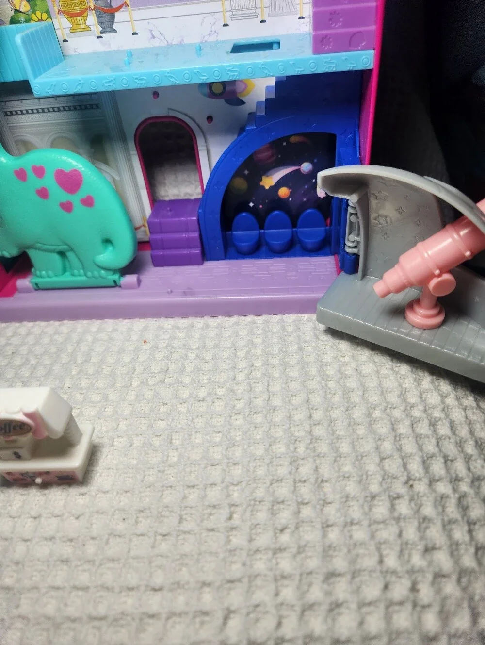 POLLY POCKET™ STARRING SHANI™ POLLYVILLE™ MIGHTY MUSEUM™ Playset Includes 17 Pcs